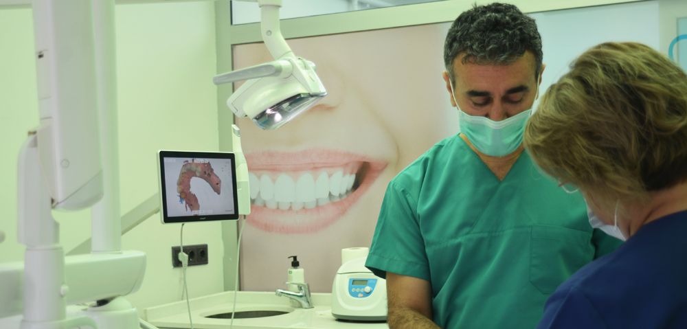 Bilim Dental doktoru ve mutlu gülümsemeler